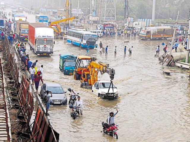 The city was chaotic during monsoon. The flood control rooms will ensure better coordination among agencies.(ht file) The city was chaotic during monsoon. The flood control rooms will ensure better coordination among agencies.(ht file)