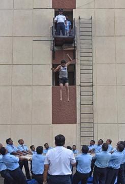 An aspirant in action during the recruitment drive by the fire brigade in Borivli on Tuesday. (Pratham Gokhale/HT PHOTO)