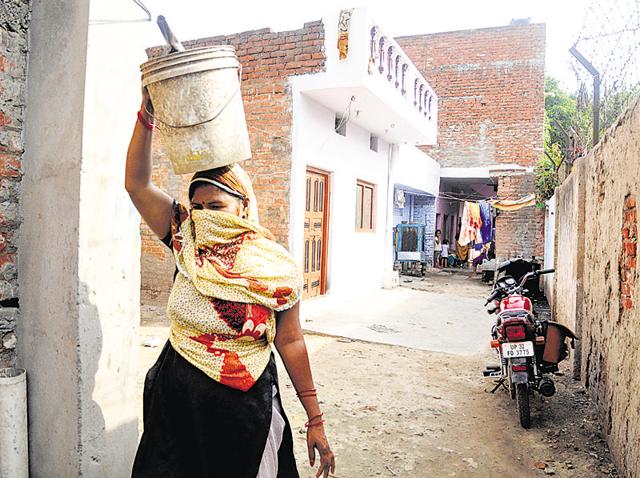 Asha Valmiki, from Valmiki Nagar in Iradat Ganj, Old Lucknow, cleans human excreta by hand. Activists say Uttar Pradesh has more than 100,000 manual scavengers as the implementation of the law has been lax.(Deepak Gupta/ HT File Photo)