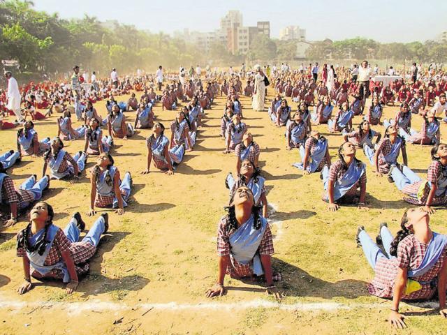 Students perform surya namaskar at Mulund Sambhaji ground in Mumbai.(Hindustan Times file)