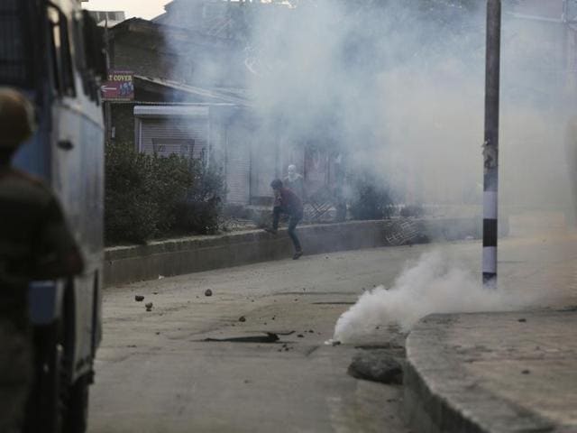 Paramilitary soldiers guard during curfew in Srinagar on Sunday, August 21. (AP) Paramilitary soldiers guard during curfew in Srinagar on Sunday, August 21. (AP)