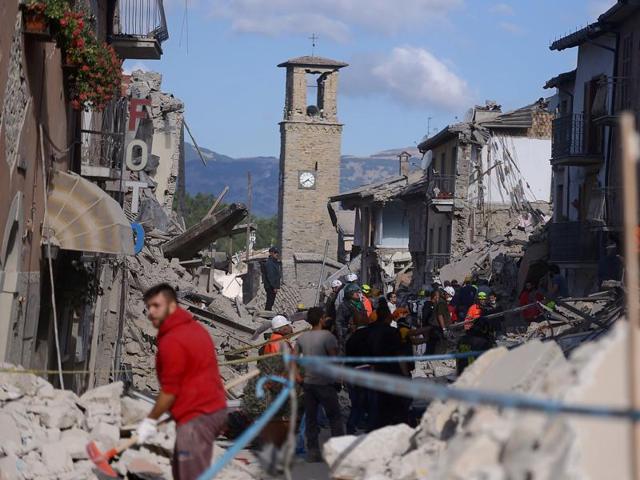 Rescuers and firemen inspect the rubble of buildings in Amatrice. (AFP Photo)