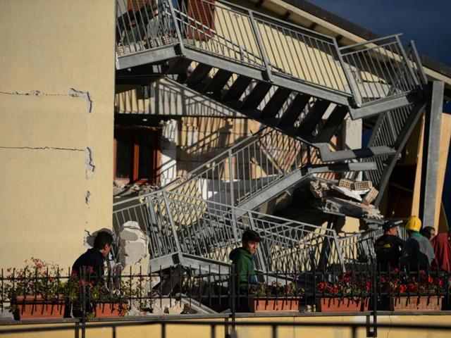 Residents look at a damaged home after a strong earthquake hit Amatrice. Amatrice is famous in Italy as a beauty spot and is a popular holiday destination for Romans seeking cool mountain air at the height of the summer. (AFP Photo)
