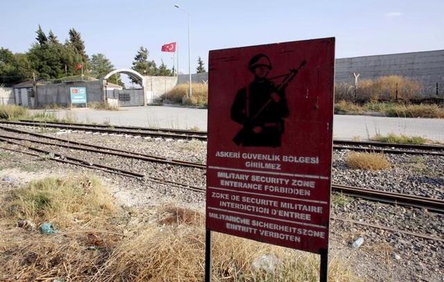 A Turkish military warning sign, with the closed Karkamis border gate in the background, is pictured in Karkamis, bordering with the Islamic State-held Syrian town of Jarablus, in Gaziantep province, Turkey. (Reuters file photo) A Turkish military warning sign, with the closed Karkamis border gate in the background, is pictured in Karkamis, bordering with the Islamic State-held Syrian town of Jarablus, in Gaziantep province, Turkey. (Reuters file photo)