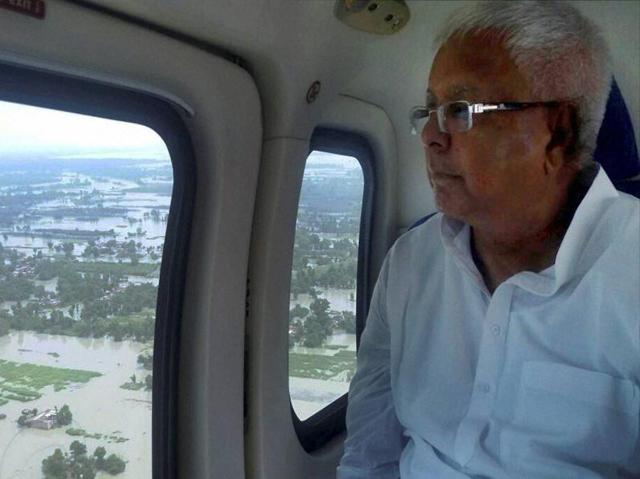 RJD chief Lalu Prasad conducting an aerial survey of the flood-hit areas near Patna on Aug 19, 2016.(PTI)