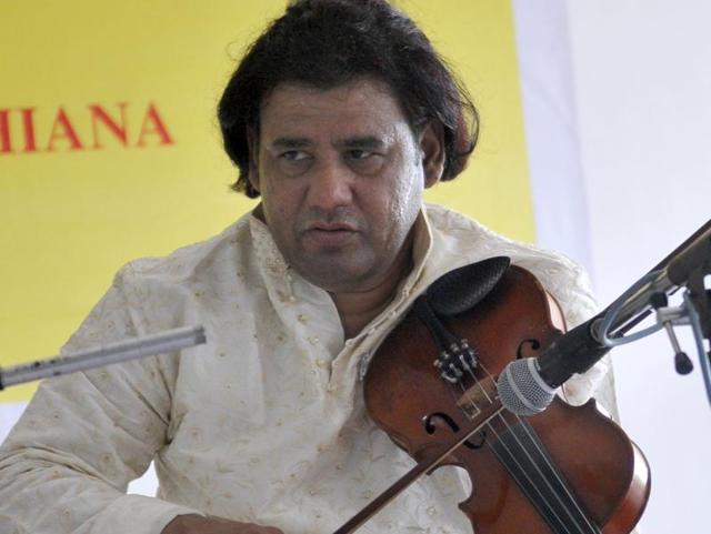 Violin exponent Ustad Johar Ali Khan performing at Partap Public School in Ludhiana on Tuesday.(Gurminder Singh/HT Photo)