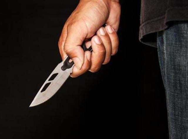 Evil criminal with large sharp knife ready for robbery or to commit a homicide (knife attack, shutterstock)