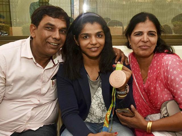 Sakshi Malik poses for a photo with her parents at Haryana State Guest House in New Delhi. (Vipin Kumar/HT PHOTO) Sakshi Malik poses for a photo with her parents at Haryana State Guest House in New Delhi. (Vipin Kumar/HT PHOTO)