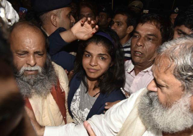 Sakshi Malik welcomed by fans and ministers after she arrived at the T3 International Airport in New Delhi. (Vipin Kumar/HT PHOTO)