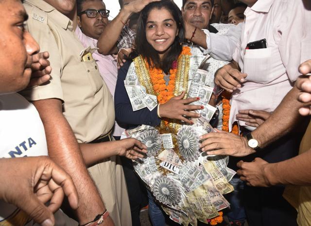 Bronze medallist Sakshi Malik gets a rousing reception by Tikri border villagers on her way home to Rohtak. (Vipin Kumar/HT PHOTO)