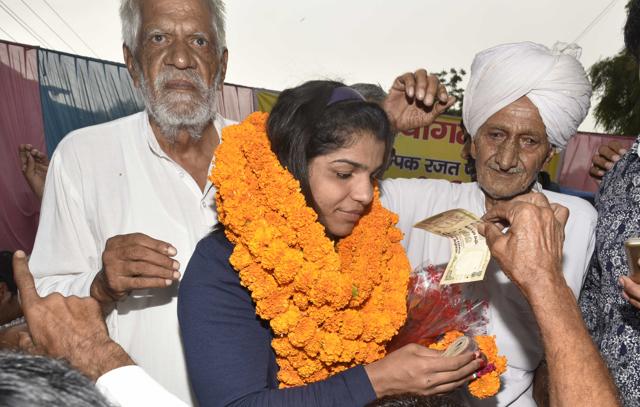 Bronze medallist Sakshi Malik felicitated by Tikri villagers on her way home to Rohtak. (Vipin Kumar/HT PHOTO)