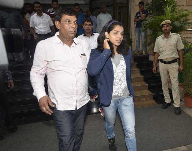 Sakshi Malik with her father at Haryana state guest house in New Delhi. (Vipin Kumar/HT PHOTO)