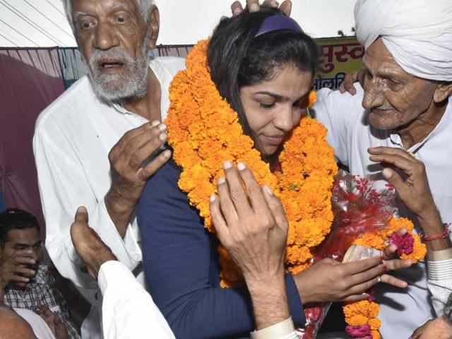Sakshi Malik receive blessings from village elders at Tikri Border village on her way to Rohtak. (Vipin Kumar/HT PHOTO) Sakshi Malik receive blessings from village elders at Tikri Border village on her way to Rohtak. (Vipin Kumar/HT PHOTO)