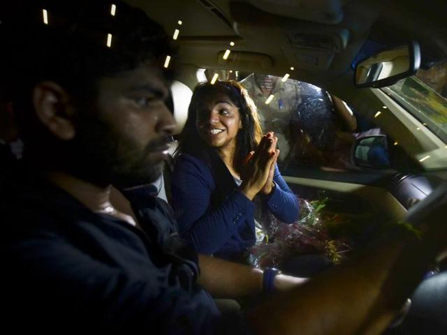 Sakshi acknowledges the waiting crowd as she leaves New Delhi’s T3 Airport. (Vipin Kumar/HT PHOTO) Sakshi acknowledges the waiting crowd as she leaves New Delhi’s T3 Airport. (Vipin Kumar/HT PHOTO)