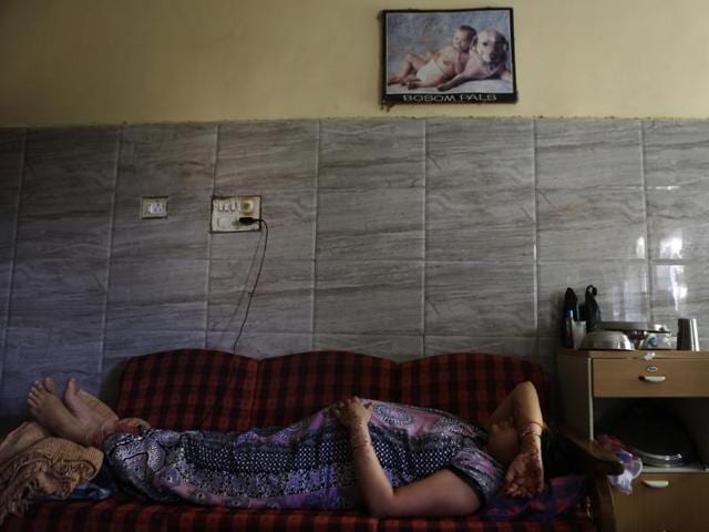 A pregnant woman at an infertility clinic in Gujarat’s Anand, a town synonymous with commercial surrogacy. A new law proposes to ban commercial surrogacy in the country, saying the practice exploits the poor.(Ravi Choudhary/ HT file photo)
