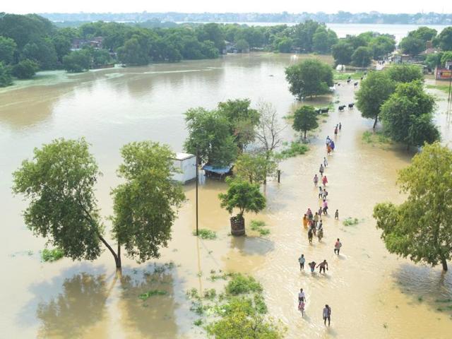 Flood waters threaten Varanasi as the Ganga continues to rise.  This is an aerial view of Domari Rajghat in Varanasi.   (Rajesh Kumar / HT PHOTO) 