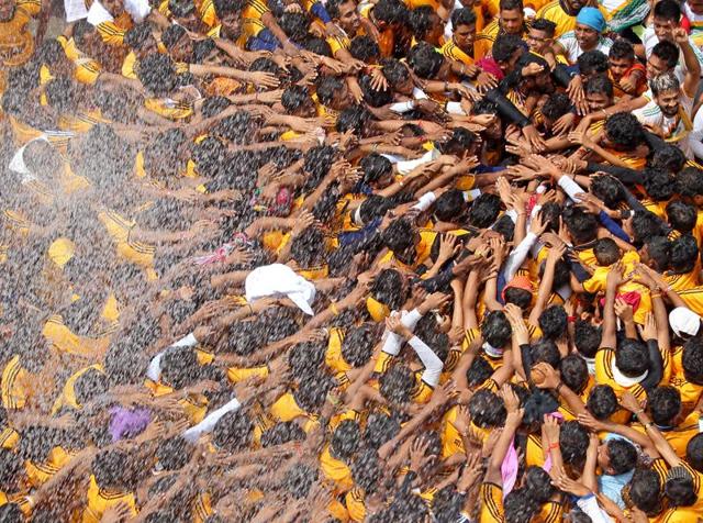 The Akhil group, along with other team during the Gopal Kala celebrations at Dadar on Thursday. (Satyabrata Tripathy/ht) 