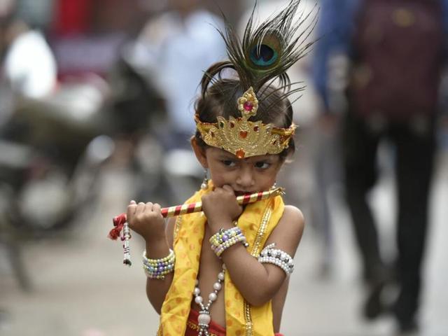 A child dress up as lord Kirshna at Dadar, Mumbai.(KUNAL PATIL)