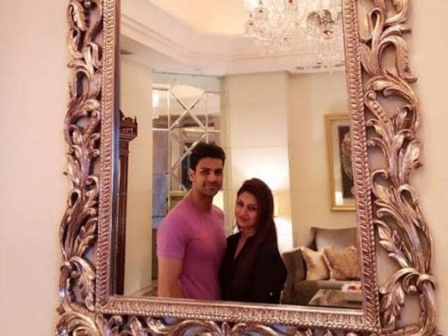 A romantic click! Vivek posted the image with the message, “Aren’t you something to admire, coz your shine is like a mirror! #PrettyMirrors #PrettyChandeliers #PrettyYou.” (Facebook) A romantic click! Vivek posted the image with the message, “Aren’t you something to admire, coz your shine is like a mirror! #PrettyMirrors #PrettyChandeliers #PrettyYou.” (Facebook)