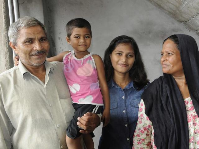 Prodigy Ananya Verma who is set to join Class 9 at the age of 4 years 8 months with father Tej Bahadur, sister Sushma and mother Chhaya Devi at their residence in Lucknow on Thursday.(HT Photo)
