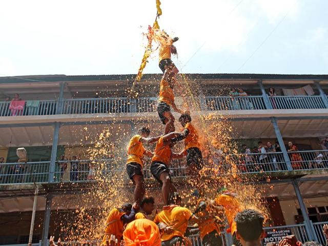 The Dadar Bazar team smashes the dahi handi during the Gopal Kala celebrations at Dadar on Thursday. (Satyabrata Tripathy/ HT) 