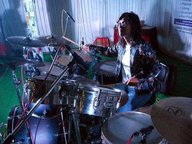 Srishty Patidar set a world record of playing drums non-stop for 31 hours at Gandhi Hall in Indore.(Arun Mondhe/HT)