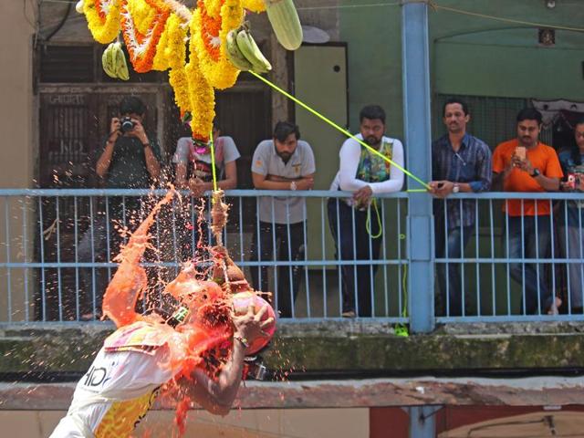 The Dadar Bazar team breaks the dahi handi during the Gopal Kala celebrations at Dadar on Thursday. (Satyabrata Tripathy/ht) 