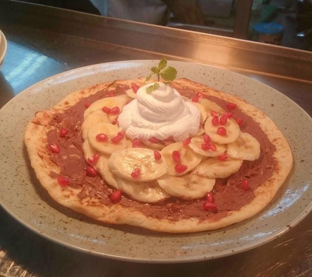 Nutella and Banana Pizza at Globas Chaos in Fort.