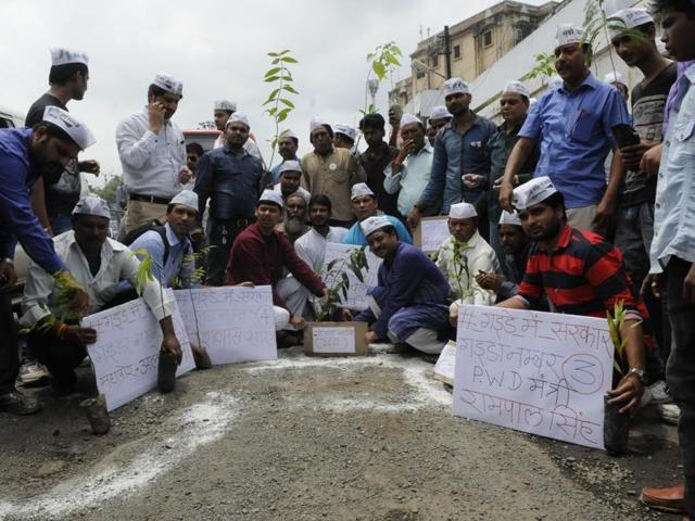 AAP workers plant saplings in potholes in Bhopal to protest the bad condition of roads in the city. (Mujeeb Faruqui/HT Photo) AAP workers plant saplings in potholes in Bhopal to protest the bad condition of roads in the city. (Mujeeb Faruqui/HT Photo)