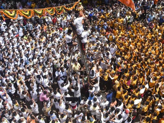 The Hindu Ekta team breaks the dahi handi in collaboration with another team, with the help of a ladder during the Gopal Kala celebrations at Dadar on Thursday. (Kunal patil/ht) 