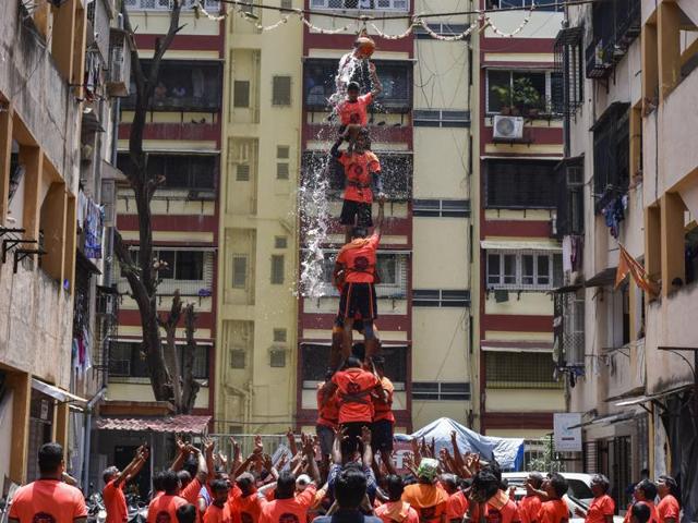 The Agar Bazaar group smashes the dahi handi during the Gopal Kala celebrations at Prabhadevi on Thursday. (kunal patil/ht) 