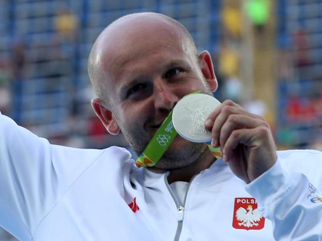 Polish discus thrower Piotr Malachowski, who took silver at the Rio Olympics, said that he auctioned off his medal this week to fund treatment for a three-year-old boy struck with cancer.(Reuters)