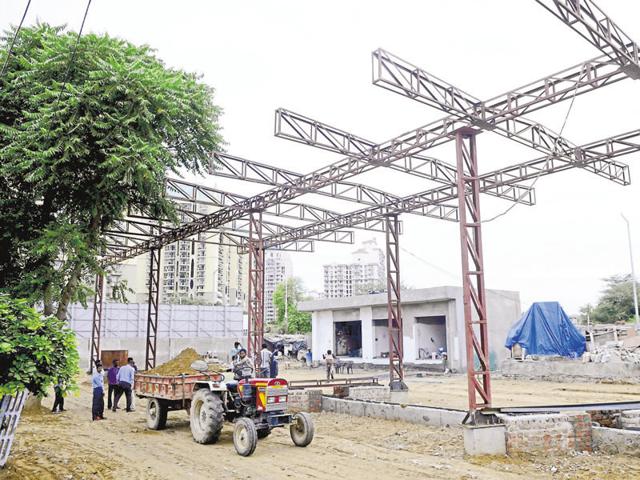 Despite deputy commissioner TL Satyaprakash ordering an enquiry into the alleged illegal construction of fuel stations next to Westend Heights, construction at the site has resumed. The residents of the condominium had protested against the construction of the fuel stations in May. (Abhinav Saha/HT Photo) Despite deputy commissioner TL Satyaprakash ordering an enquiry into the alleged illegal construction of fuel stations next to Westend Heights, construction at the site has resumed. The residents of the condominium had protested against the construction of the fuel stations in May. (Abhinav Saha/HT Photo)