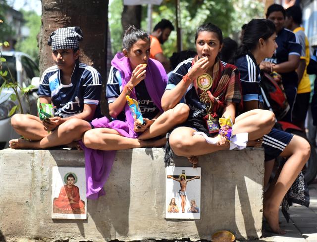 Women govindas take a break in between the festivities in Mumbai on Thursday. (Vidya Subramanian/HT ) 