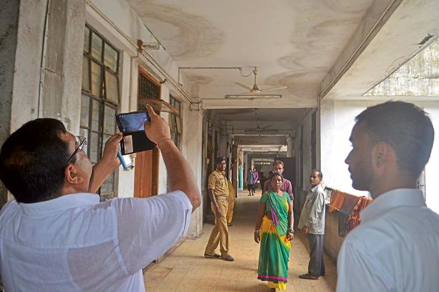 Dhanbad SDM MK Sonthalia takes photos of the seepage to send them via WhatApp to the health department. (Chandan Paul / HT Photo) Dhanbad SDM MK Sonthalia takes photos of the seepage to send them via WhatApp to the health department. (Chandan Paul / HT Photo)