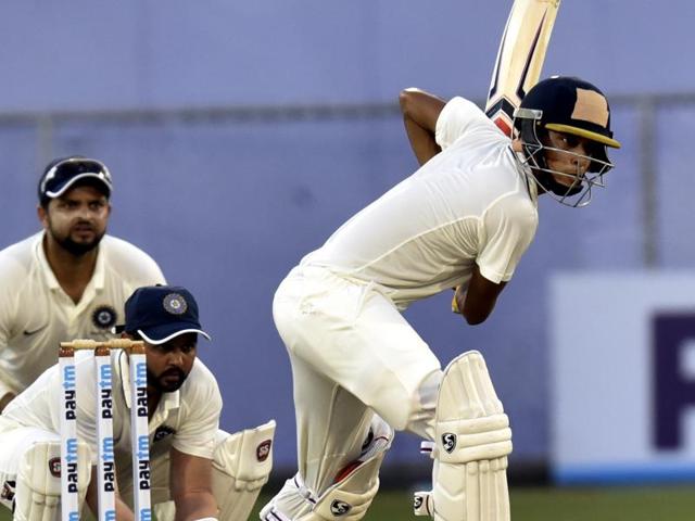 India Red’s Ahinav Mukund (right) and Sudip Chatterjee scored centuries to halt the bowlers’ domination with the pink ball on the second day of their Duleep Trophy tie against India Green in Greater Noida on Wednesday. (Mohd Zakir/HT Photo) India Red’s Ahinav Mukund (right) and Sudip Chatterjee scored centuries to halt the bowlers’ domination with the pink ball on the second day of their Duleep Trophy tie against India Green in Greater Noida on Wednesday. (Mohd Zakir/HT Photo)