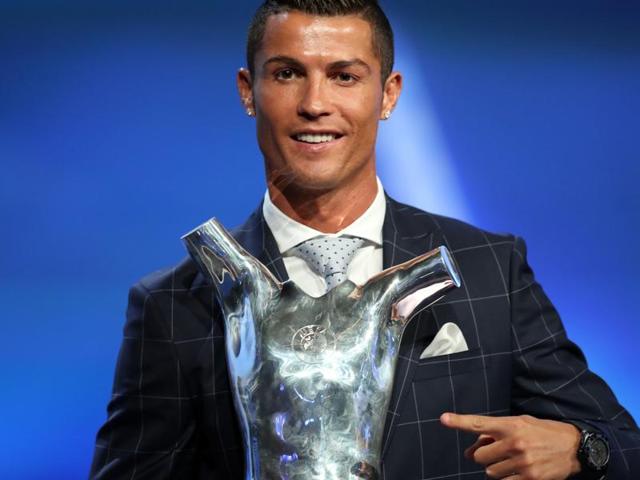 Real Madrid's Portuguese forward Cristiano Ronaldo holds his trophy of Best Men's player in Europe at the end of the UEFA Champions League Group stage draw ceremony, on August 25, 2016 in Monaco. AFP PHOTO / VALERY HACHE(AFP)