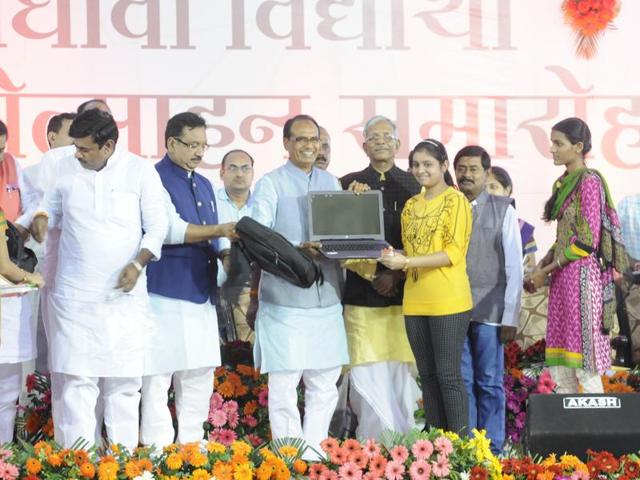 Chief minister Shivraj Singh Chouhan distributes bicycles, laptops in Bhopal on Wednesday. (Mujeeb Faruqui/HT photo) Chief minister Shivraj Singh Chouhan distributes bicycles, laptops in Bhopal on Wednesday. (Mujeeb Faruqui/HT photo)