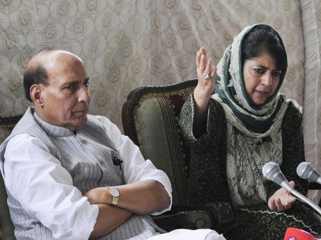 Home minister Rajnath Singh and J-K chief minister Mehbooba Mufti at a press conference in Srinagar on Thursday.(Waseem Andrabi/HT Photo)