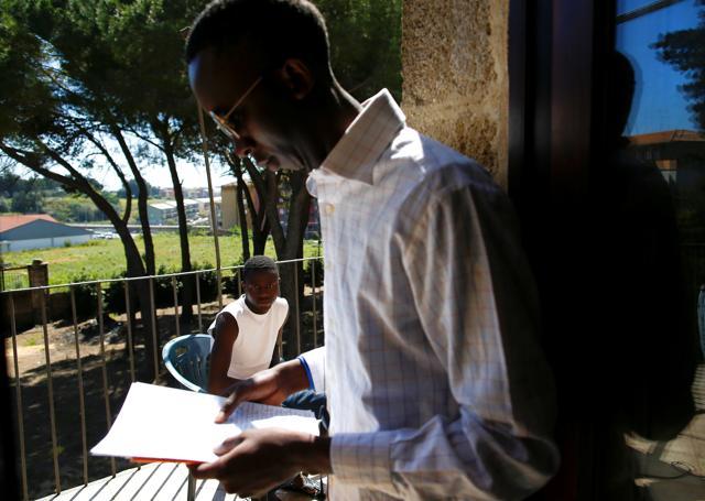 Migrants spend time on a balcony at an immigration centre in the Sicilian town of Caltagirone, Italy April 20, 2016. (Reuters) Migrants spend time on a balcony at an immigration centre in the Sicilian town of Caltagirone, Italy April 20, 2016. (Reuters)