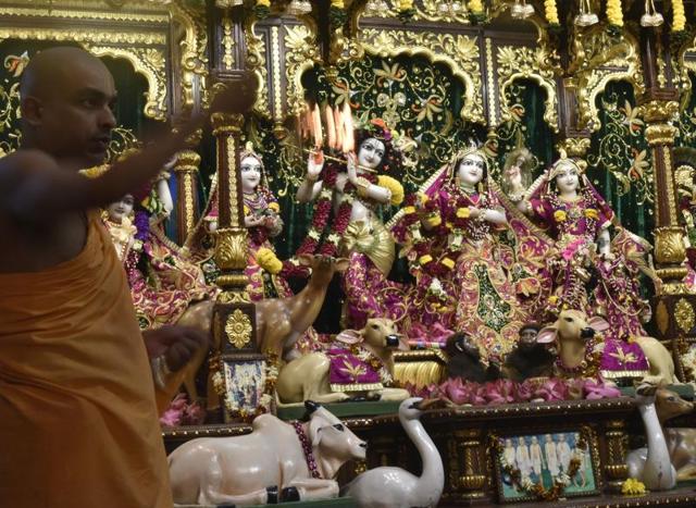 A Maha Aarti being performed on the occasion of Janmashtami, the birth of Lord Krishna, at ISKCON temple, Girgaon on Thursday. (Arijit Sen/HT) A Maha Aarti being performed on the occasion of Janmashtami, the birth of Lord Krishna, at ISKCON temple, Girgaon on Thursday. (Arijit Sen/HT)