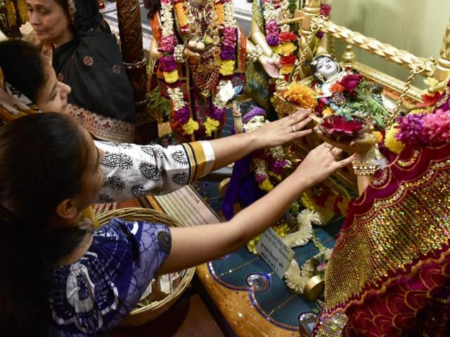 Devotees offers prayers during the Maha Aarti on Thursday. (Arijit Sen/HT ) Devotees offers prayers during the Maha Aarti on Thursday. (Arijit Sen/HT )