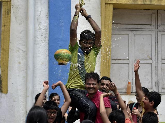 Teachers of GSPM’s Rushikul Vidyalaya celebrate Janmashtami at Ghatkopar (E) on Wednesday. (Arijit Sen/HT) Teachers of GSPM’s Rushikul Vidyalaya celebrate Janmashtami at Ghatkopar (E) on Wednesday. (Arijit Sen/HT)