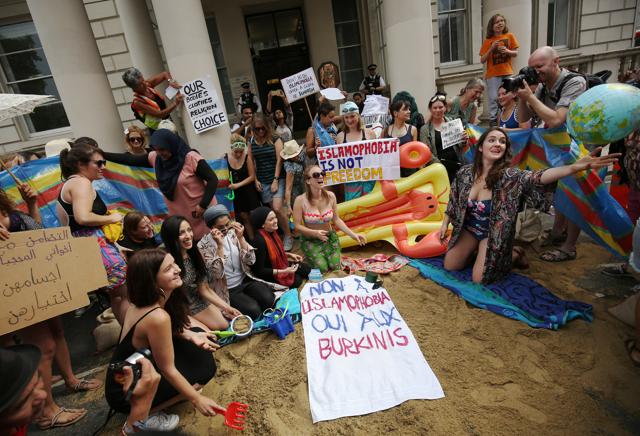 Protesters demonstrate against France's ban of the burkini, outside the French Embassy in London. (REUTERS)