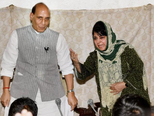 Union home minister Rajnath Singh and Jammu and Kashmir chief minister Mehbooba Mufti interact with media during a press conference in Srinagar.(PTI Photo)
