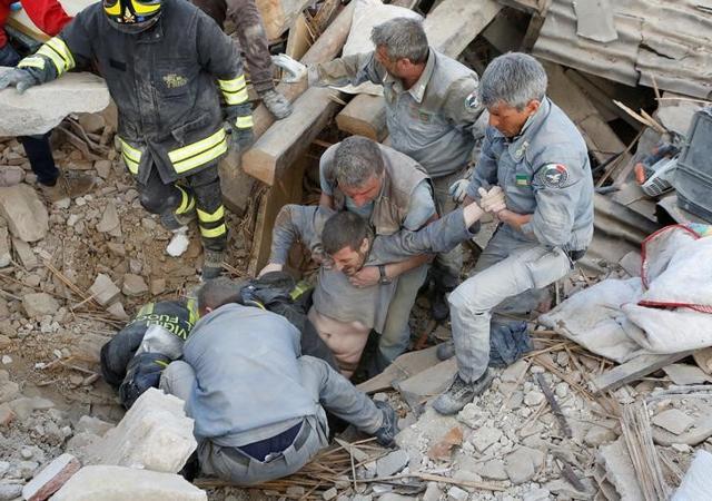 A man is rescued from the ruins after an earthquake struck Amatrice, central Italy. (Reuters Photo)