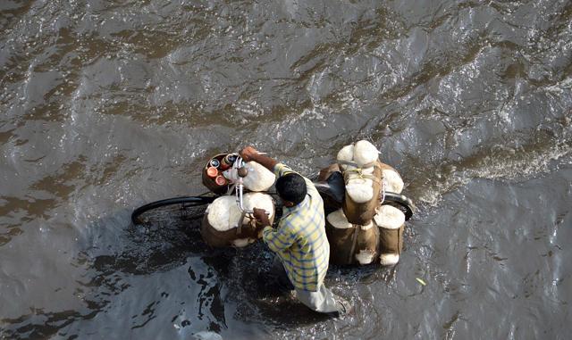 Every time it rains, Kolkata sees massive waterlogging. “The way we are constructing is sure to lead to a disaster,” says Amitav Ghosh. (HT Photo) Every time it rains, Kolkata sees massive waterlogging. “The way we are constructing is sure to lead to a disaster,” says Amitav Ghosh. (HT Photo)