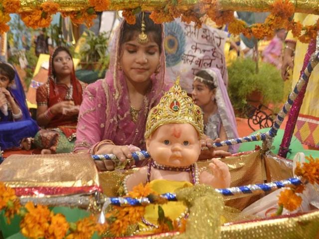 Students play roles from Hindu mythology -- here, a girl is mother to Lord Krishna -- on the eve of Janmashtami at Bhavan's SL Public School, Amritsar. (sameer Sehgal/HT Photo)
