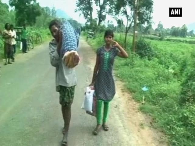The man and his daughter had walked about 12 kilometres this way when some journalists spotted him and saw news.(ANI)