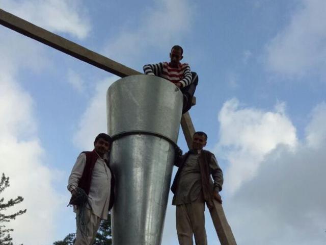 Villagers installing an anti-hail cannon in Baghi village, 80 km from Shimla.(HT Photo) Villagers installing an anti-hail cannon in Baghi village, 80 km from Shimla.(HT Photo)